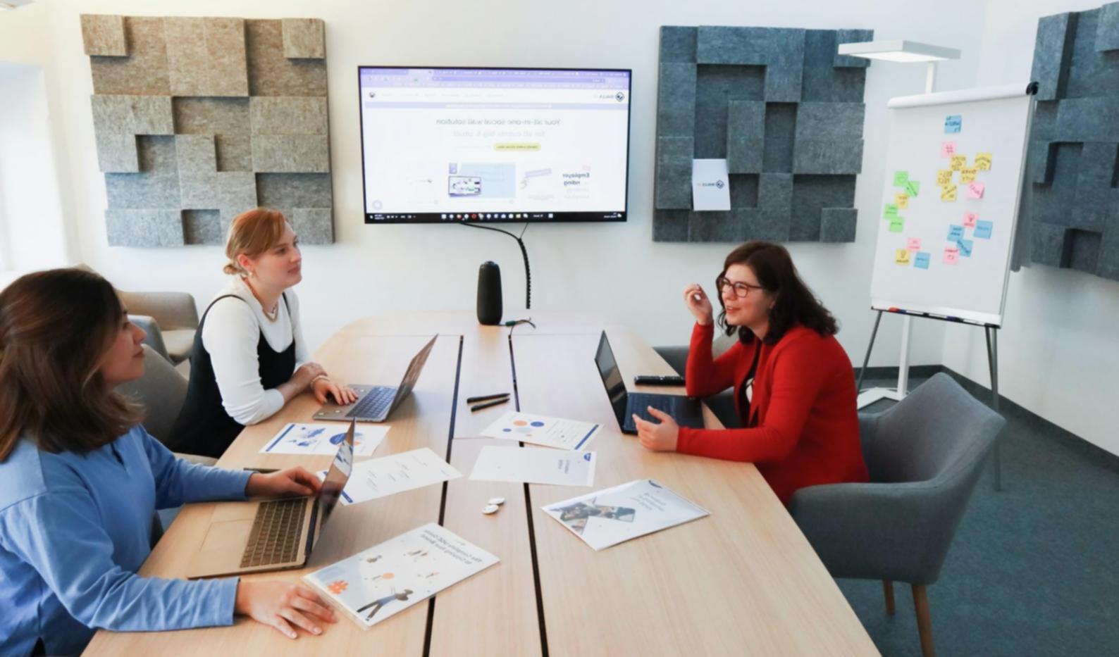 Рабочий процесс графического дизайнера с планшетом и скетчами